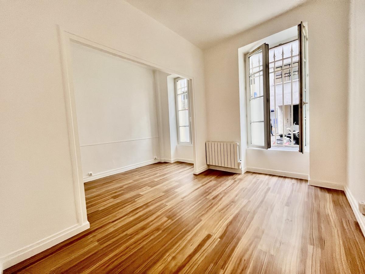 Paris 9ème  Rue Turgot à deux pas du Square Anvers, Beau 2 Pièces 