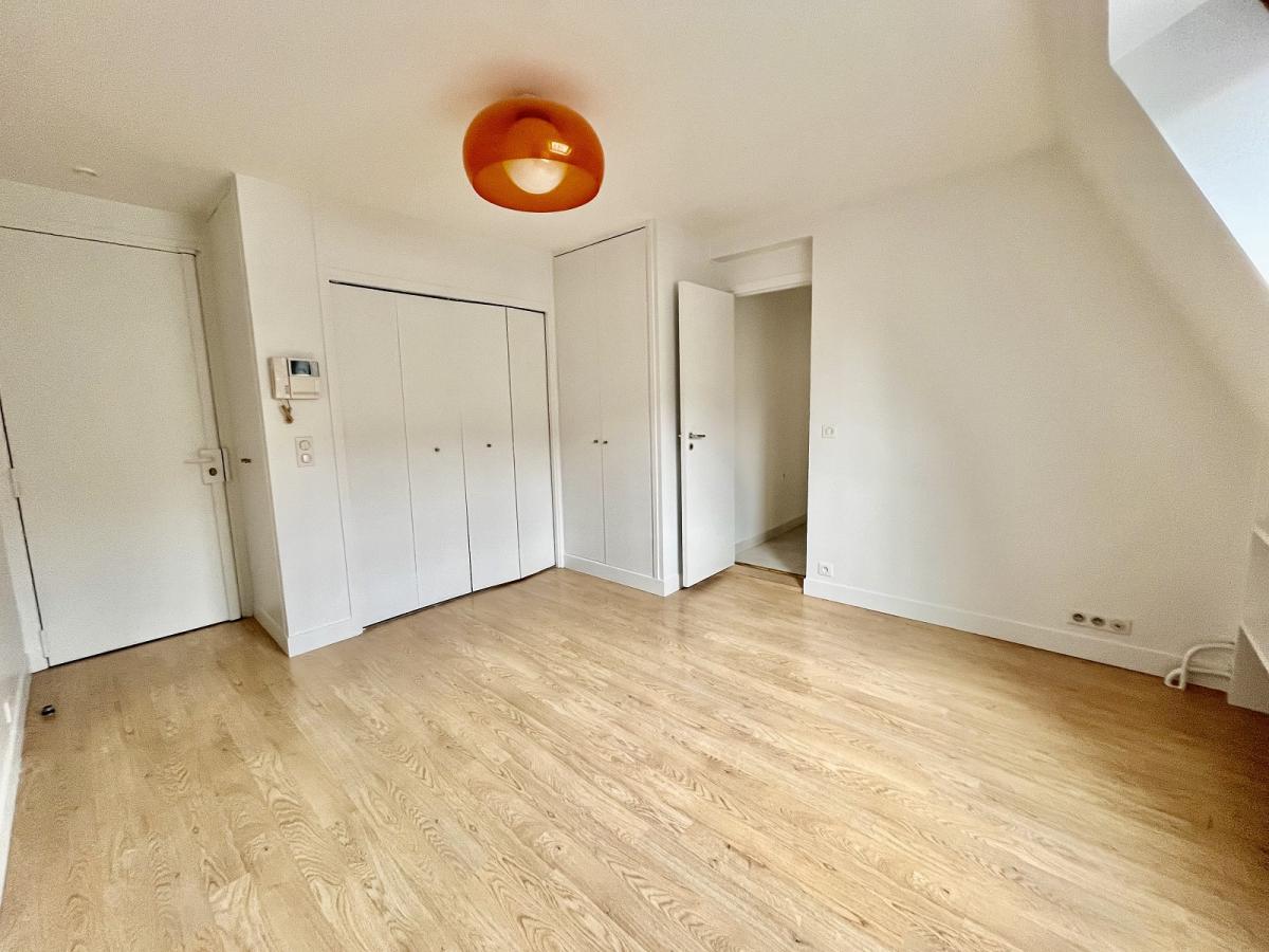 A LOUER 2 Pièces PARIS VIIIème  50.85m² au Sol / 45.45m²en Loi  Boutin . REFAIT NEUF 
