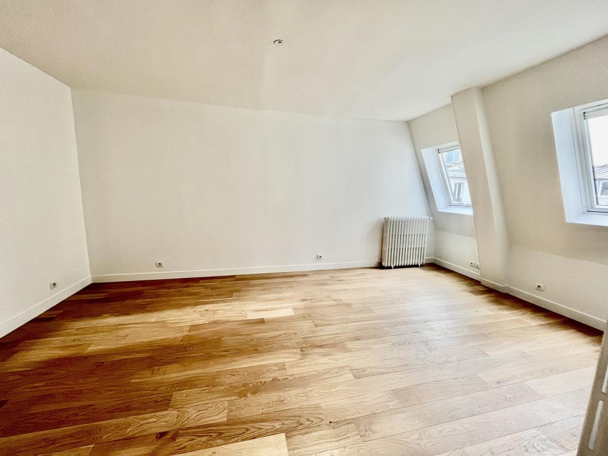 A LOUER 2 Pièces PARIS VIIIème  50.85m² au Sol / 45.45m²en Loi  Boutin . REFAIT NEUF 
