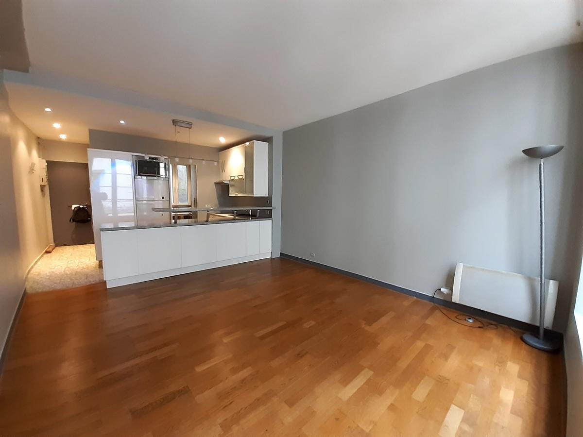 LOCATION MEUBLEE RUE QUINCAMPOIX  GRAND STUDIO 30m² 