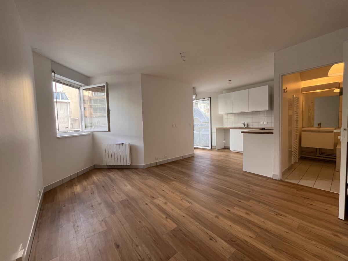 Paris XIXème, Métro Jaurès ou Riquet, Studio de 28m² BALCON ET PARKING