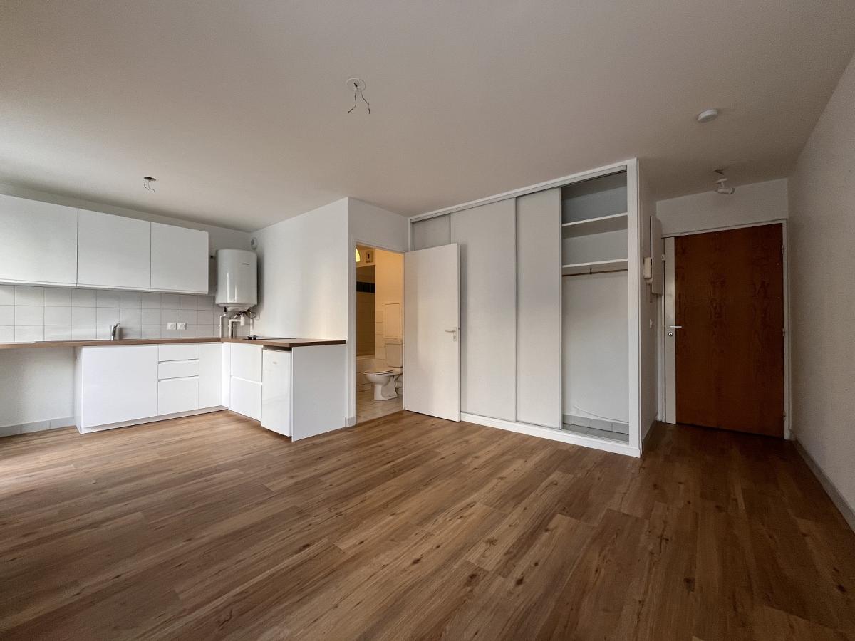 Paris XIXème, Métro Jaurès ou Riquet, Studio de 28m² BALCON ET PARKING