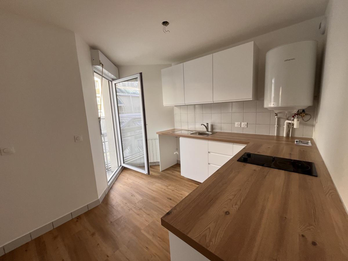 Paris XIXème, Métro Jaurès ou Riquet, Studio de 28m² BALCON ET PARKING