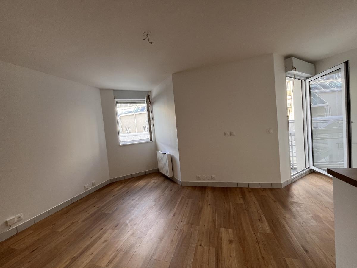 Paris XIXème, Métro Jaurès ou Riquet, Studio de 28m² BALCON ET PARKING