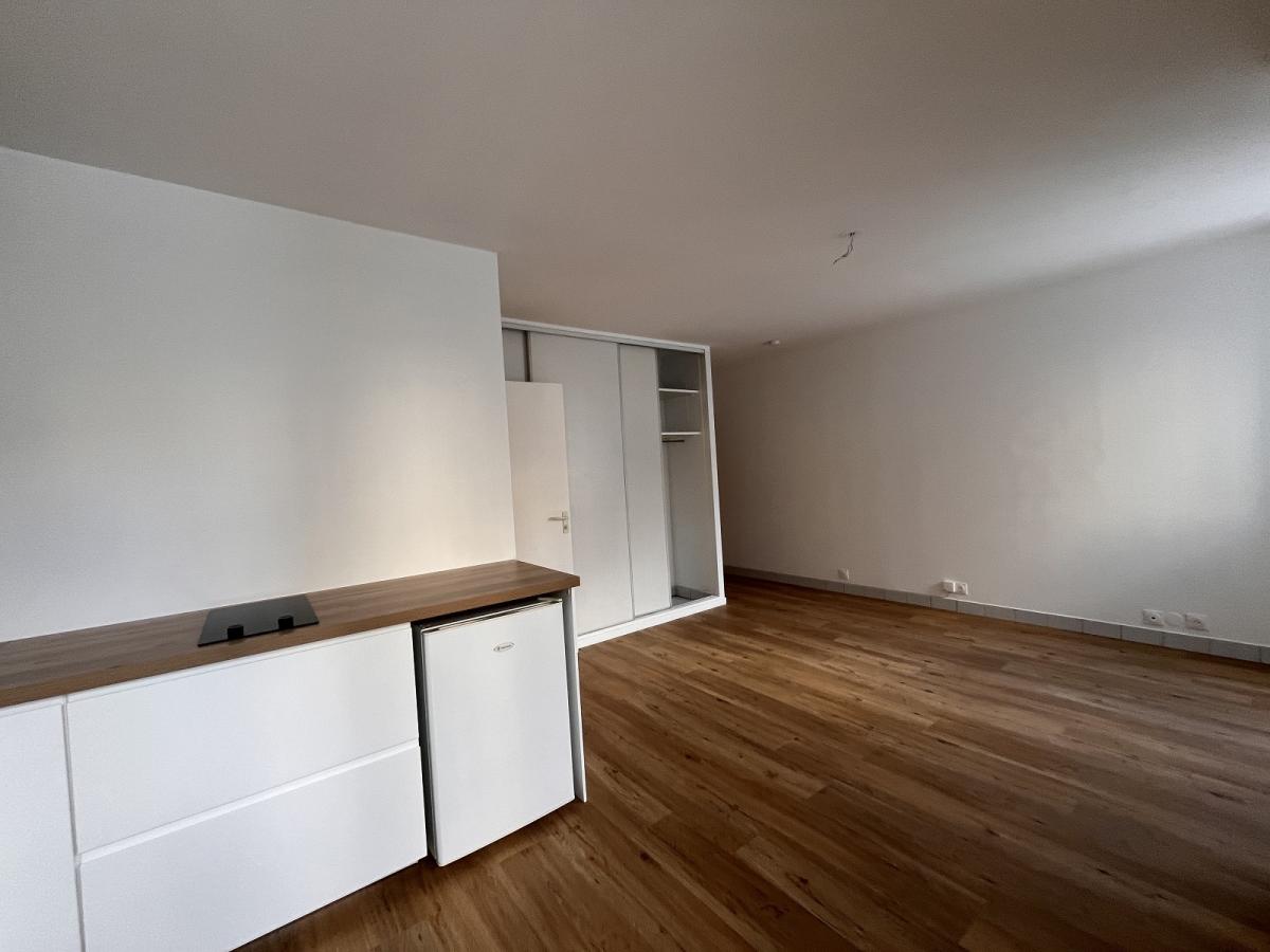 Paris XIXème, Métro Jaurès ou Riquet, Studio de 28m² BALCON ET PARKING