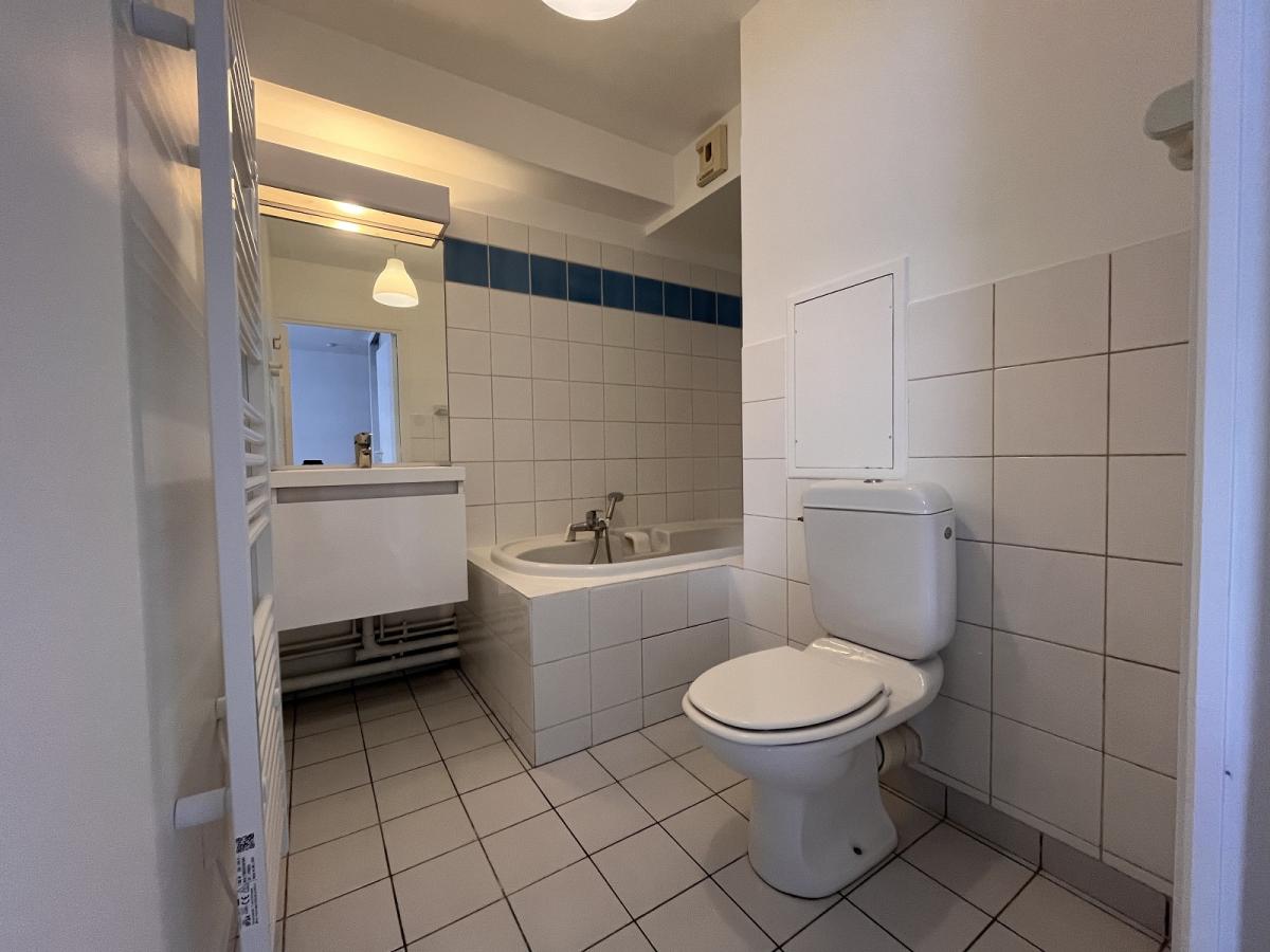 Paris XIXème, Métro Jaurès ou Riquet, Studio de 28m² BALCON ET PARKING