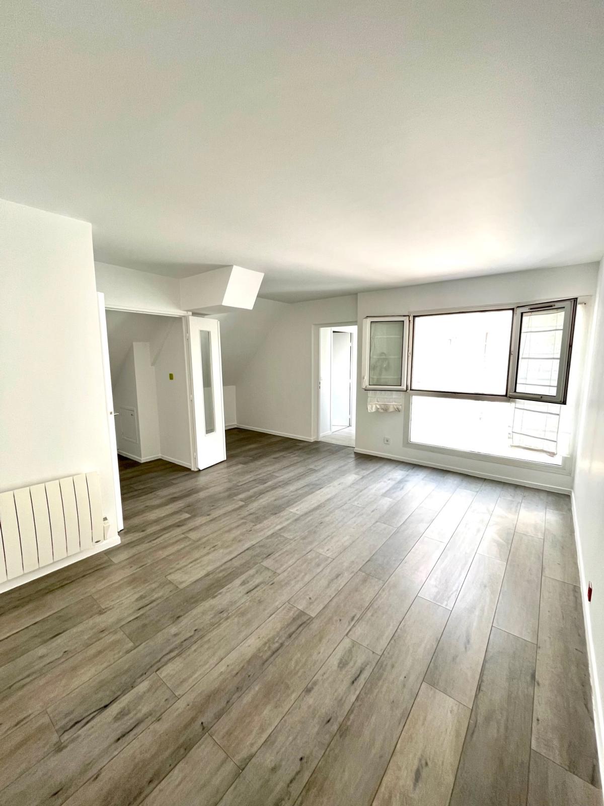 Paris XIIème, Grand 2 pièces de 53,71m2 en dernier étage avec place de parking en sous-sol.