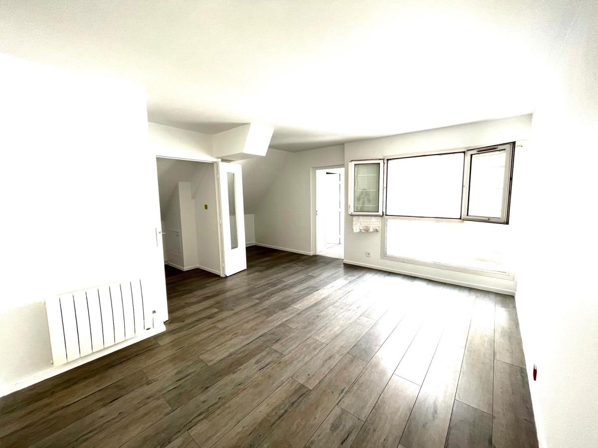 Paris XIIème, Grand 2 pièces de 53,71m2 en dernier étage avec place de parking en sous-sol.