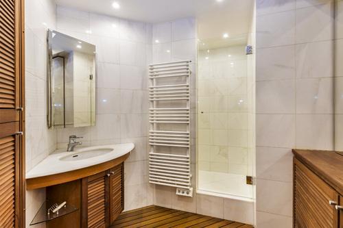 A LOUER en DUPLEX 74m² 3 PIECES PARIS VIème.