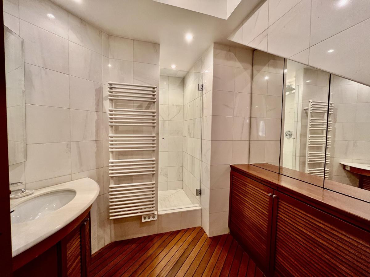 A LOUER en DUPLEX 74m² 3 PIECES PARIS VIème.