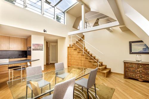 A LOUER en DUPLEX 74m² 3 PIECES PARIS VIème.