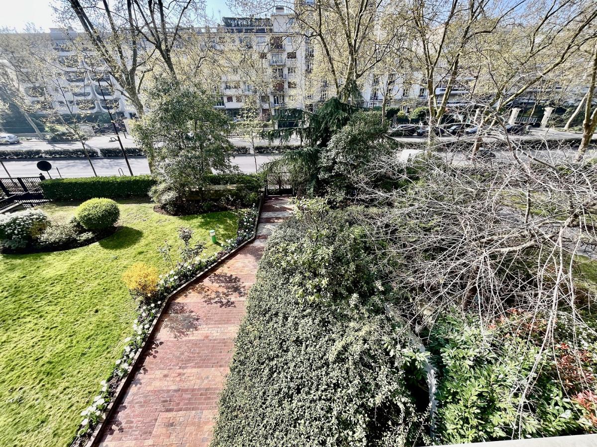 Neuilly sur Seine, Magnifique 3 Pièces avec  Balcon et parking 