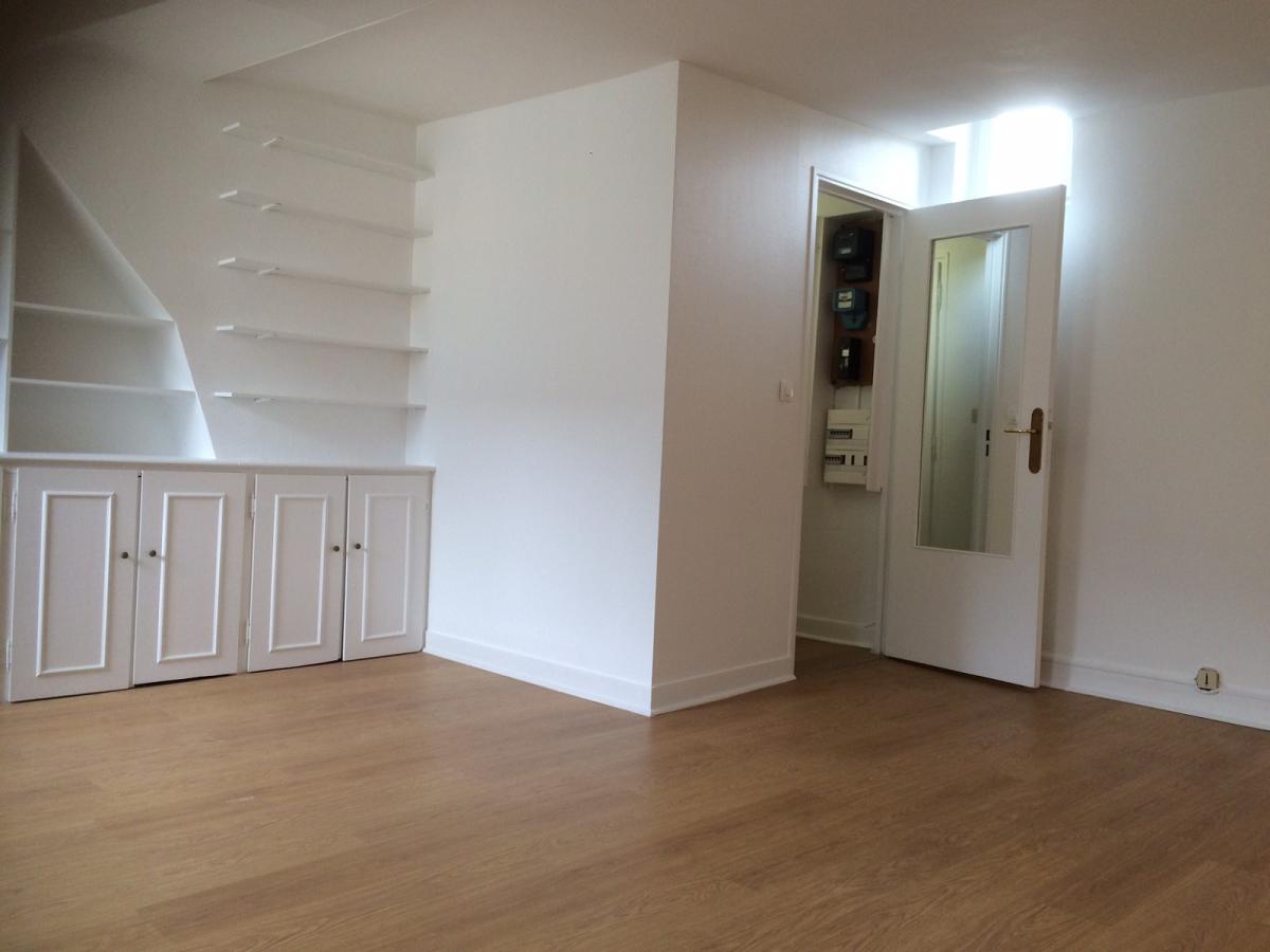 Paris 10ème, BONNE NOUVELLE, Beau Studio en dernier étage