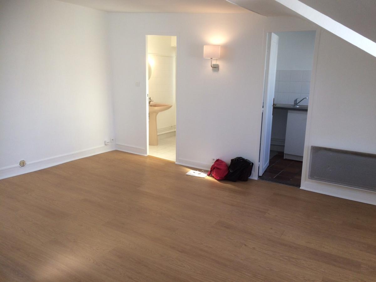 Paris 10ème, BONNE NOUVELLE, Beau Studio en dernier étage