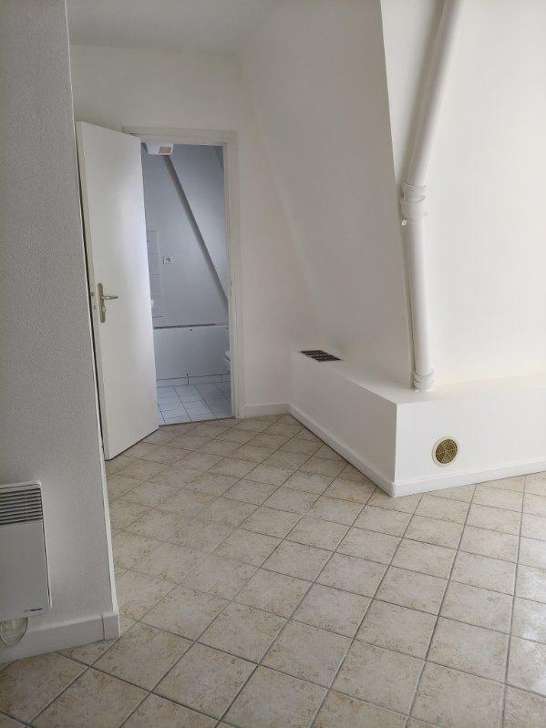 A LOUER STUDIO 23.26 PARIS IX REFAIT NEUF