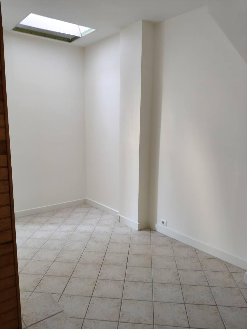 A LOUER STUDIO 23.26 PARIS IX REFAIT NEUF