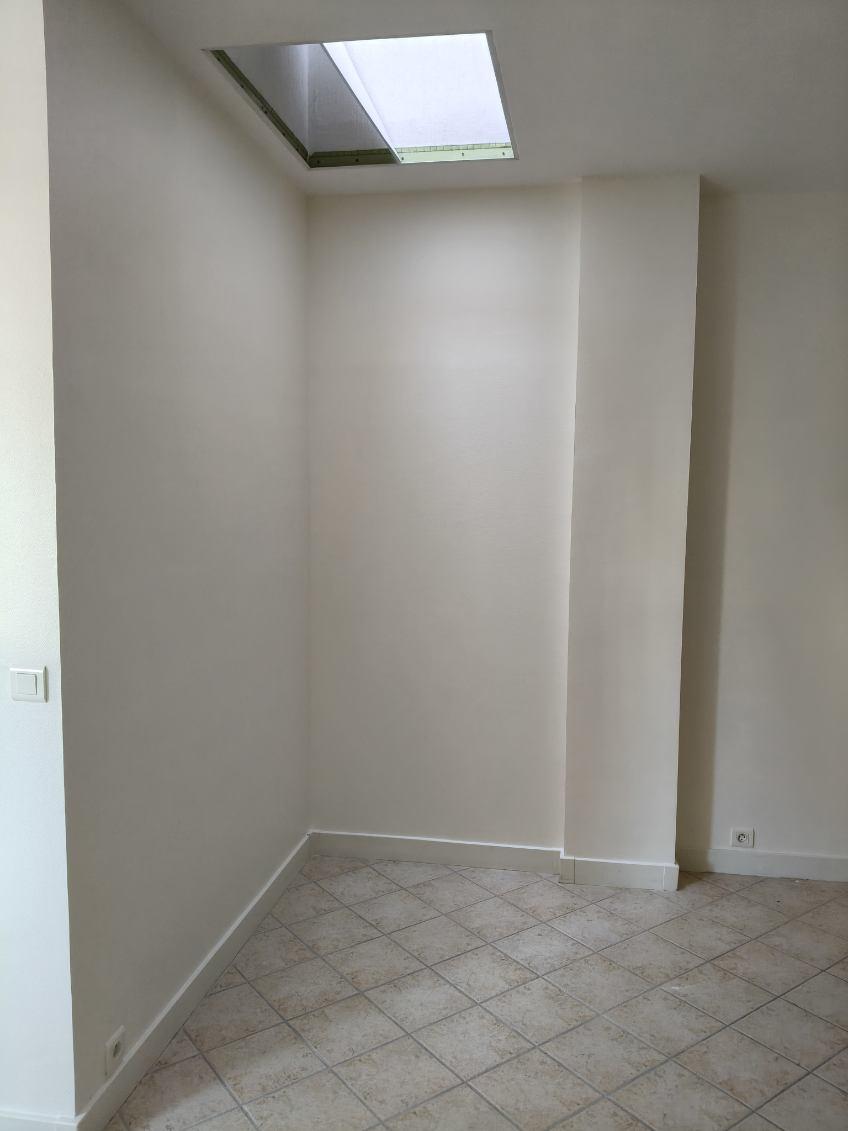 A LOUER STUDIO 23.26 PARIS IX REFAIT NEUF