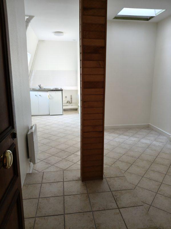 A LOUER STUDIO 23.26 PARIS IX REFAIT NEUF