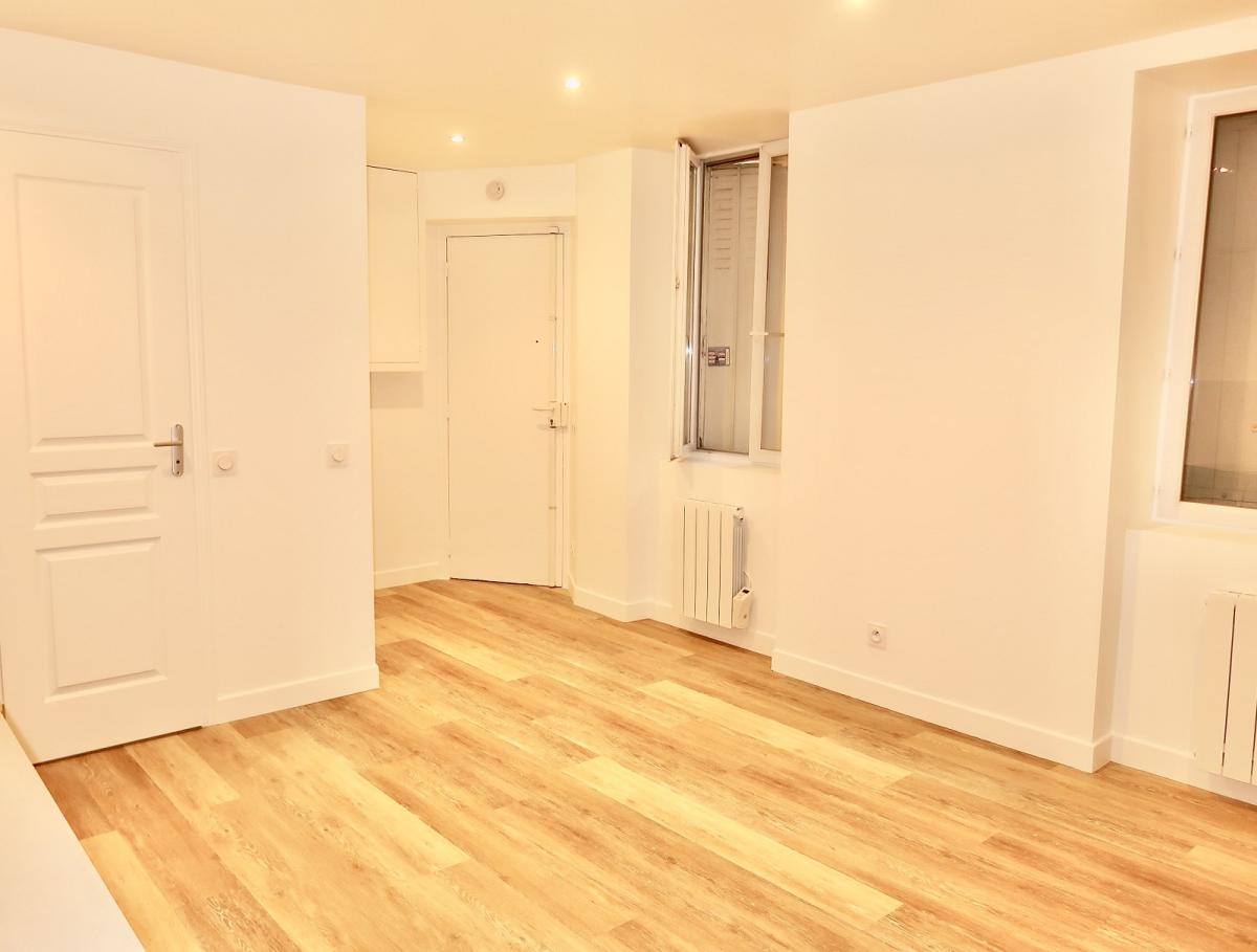 Paris XVIIIème, métro Anvers/Abbesses, Studio de 20,39m² refait à neuf