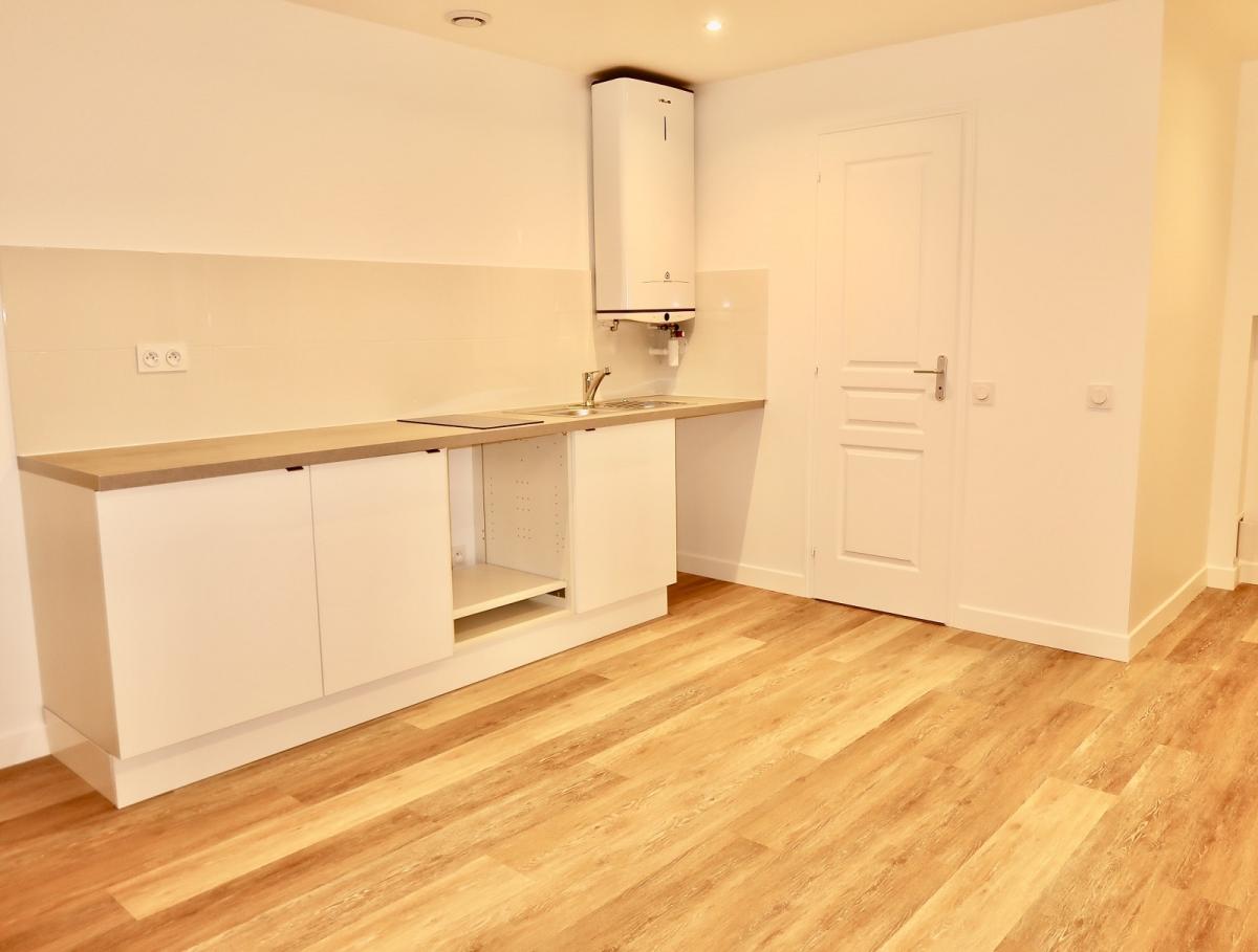 Paris XVIIIème, métro Anvers/Abbesses, Studio de 20,39m² refait à neuf