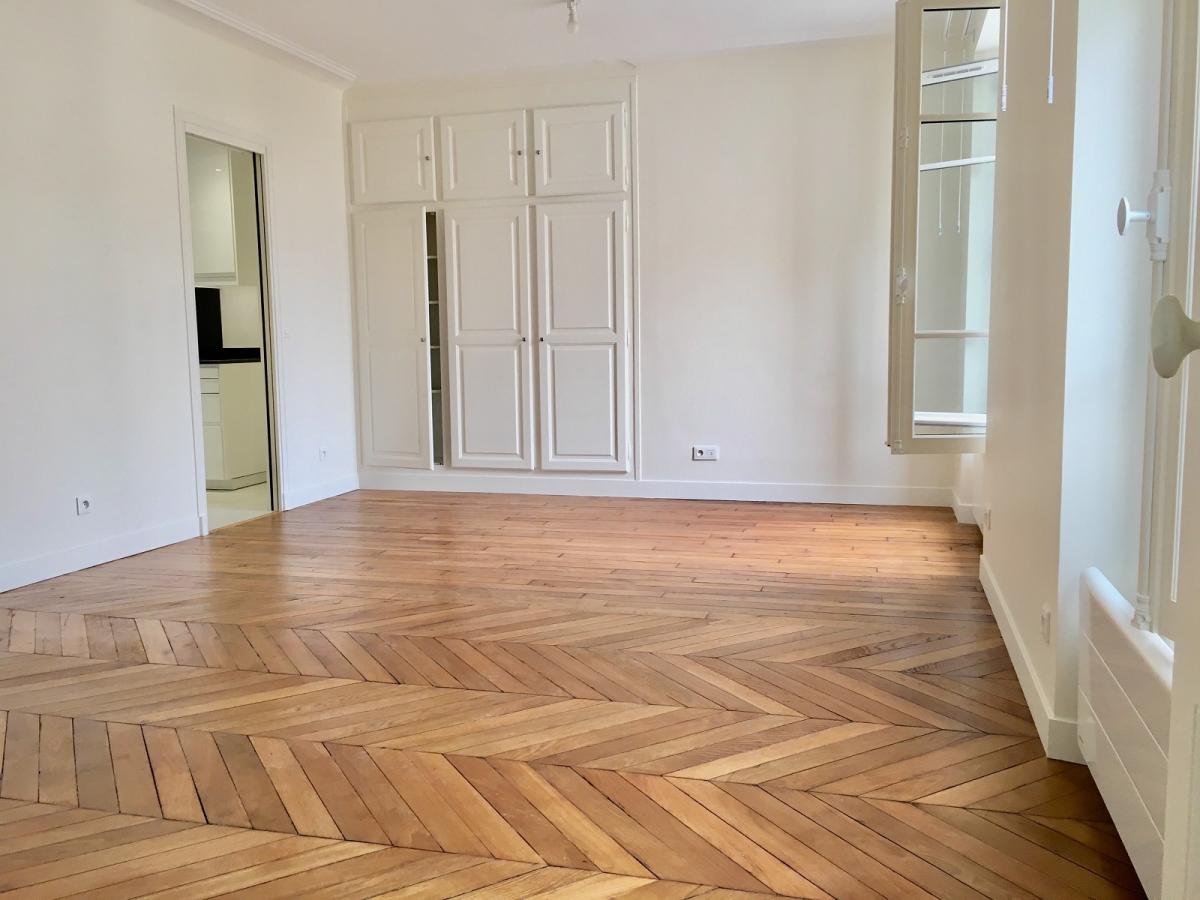 Paris XVème , Place du Commerce, 2 Pièces de 56m² 