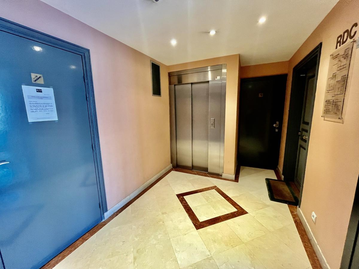 Paris XVème, rue Gutenberg, Beau Studio  de 26,10m² avec Balcon 