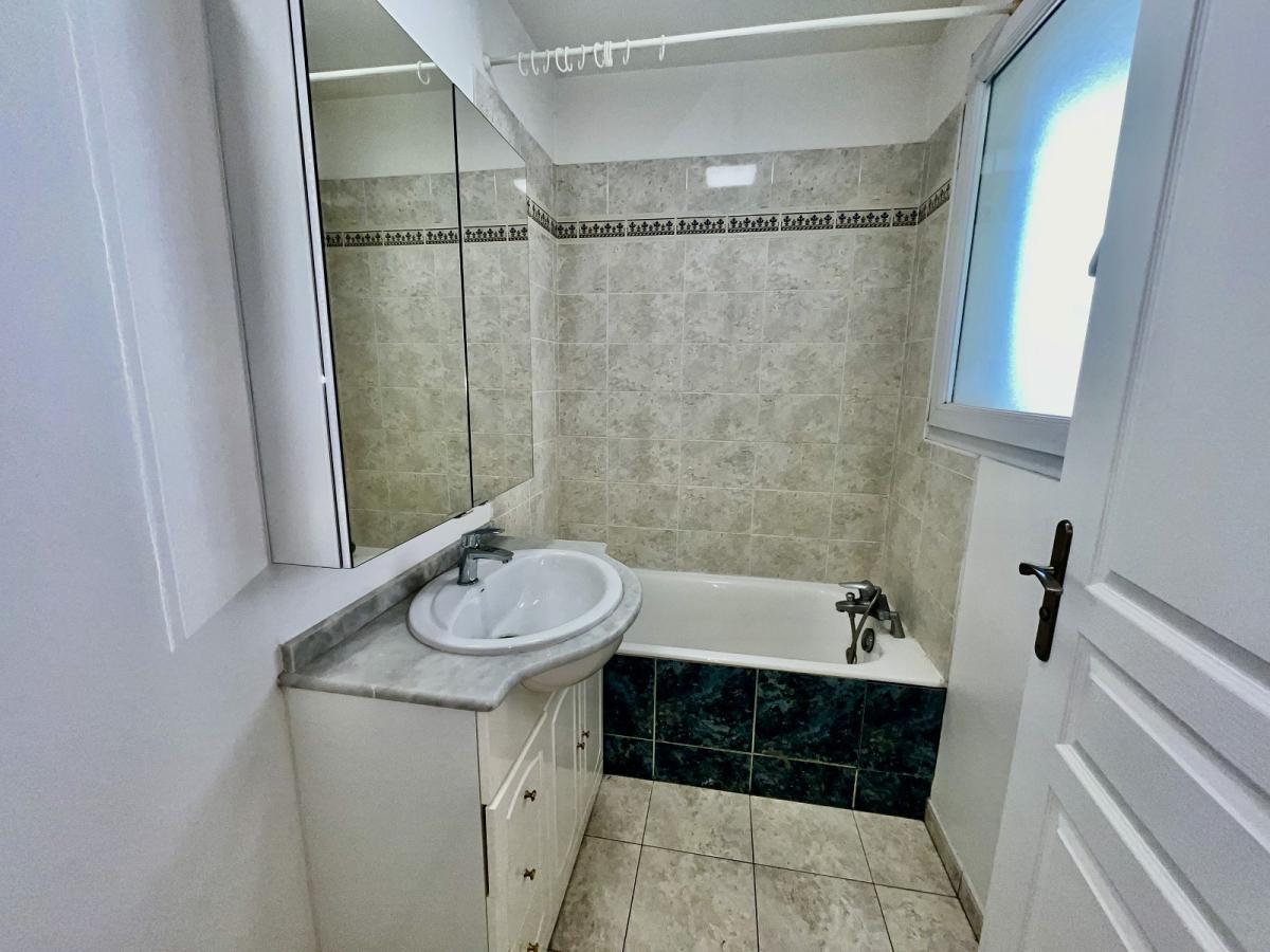 Paris XVème, rue Gutenberg, Beau Studio  de 26,10m² avec Balcon 