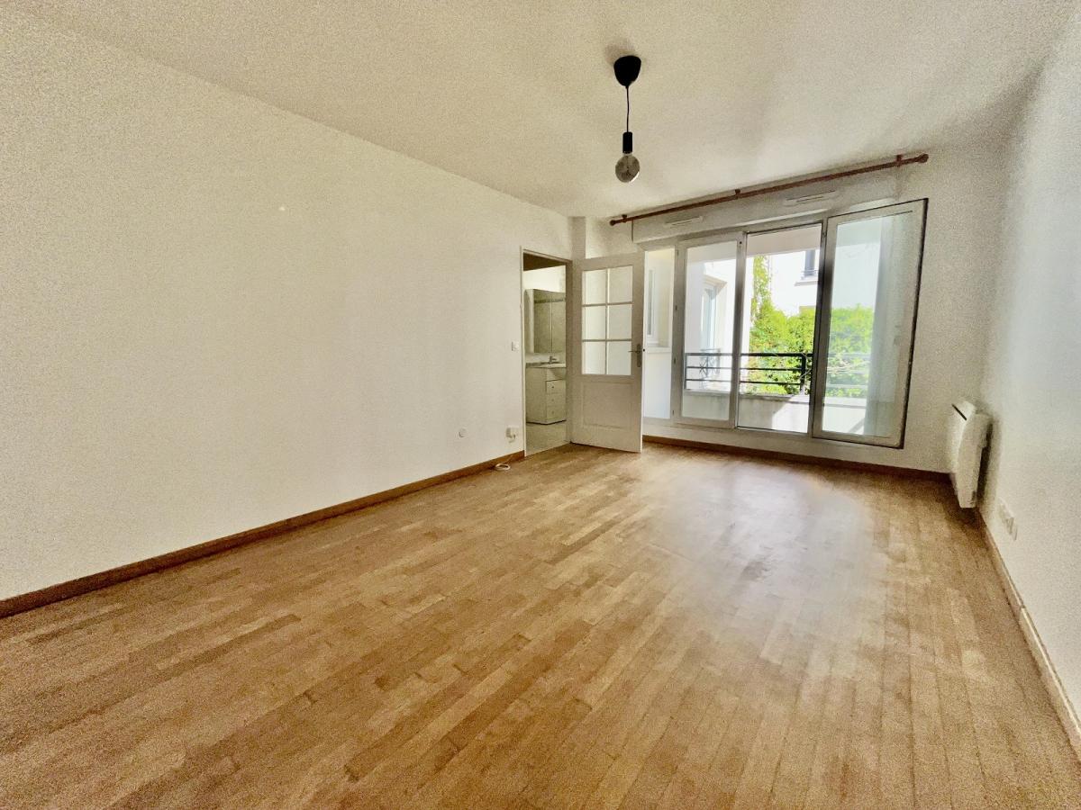 Paris XVème, rue Gutenberg, Beau Studio  de 26,10m² avec Balcon 