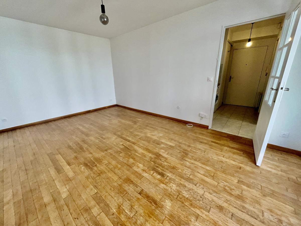 Paris XVème, rue Gutenberg, Beau Studio  de 26,10m² avec Balcon 