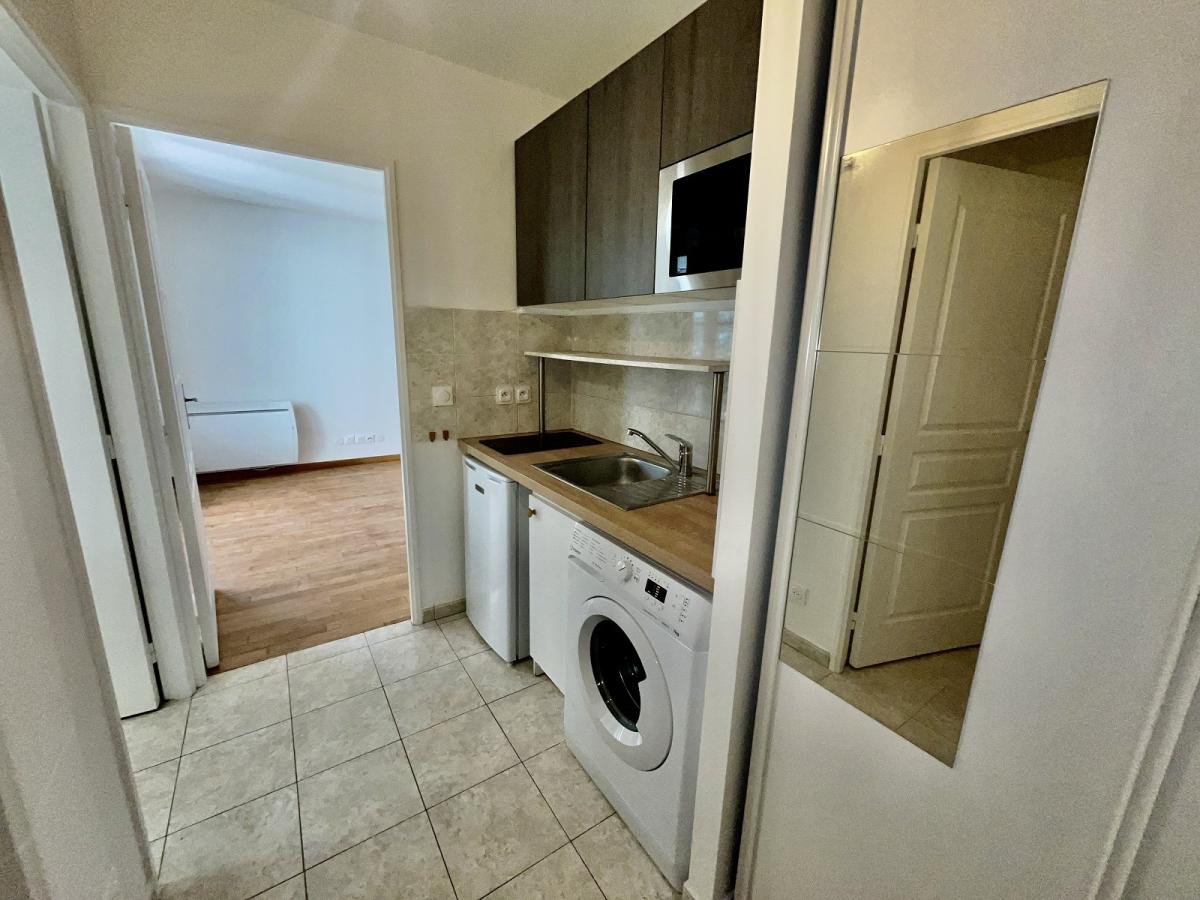 Paris XVème, rue Gutenberg, Beau Studio  de 26,10m² avec Balcon 