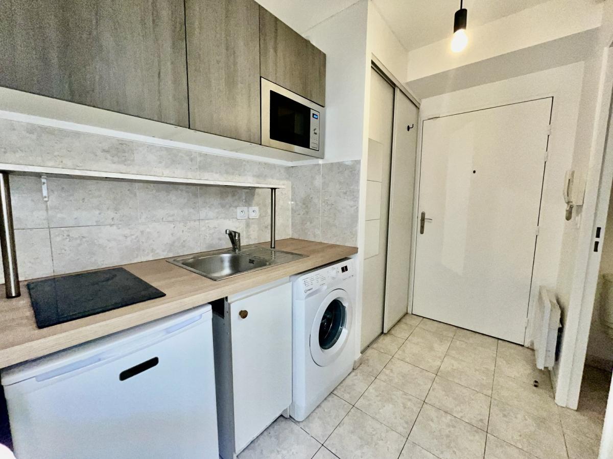 Paris XVème, rue Gutenberg, Beau Studio  de 26,10m² avec Balcon 