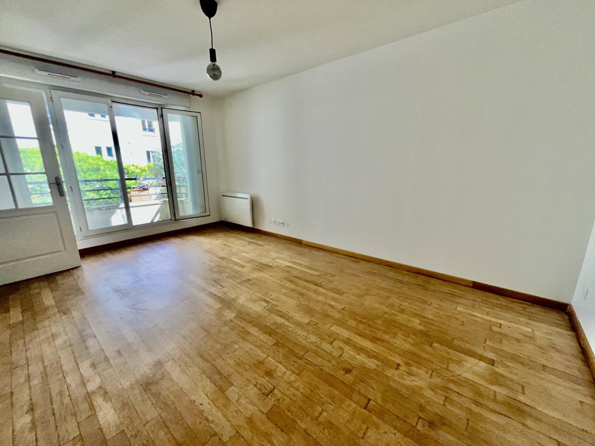 Paris XVème, rue Gutenberg, Beau Studio  de 26,10m² avec Balcon 