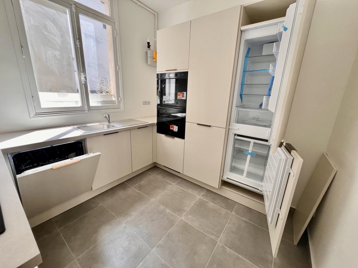 A LOUER 5 PIECES 121.7m² PARIS VIIIème REFAIT NEUF 