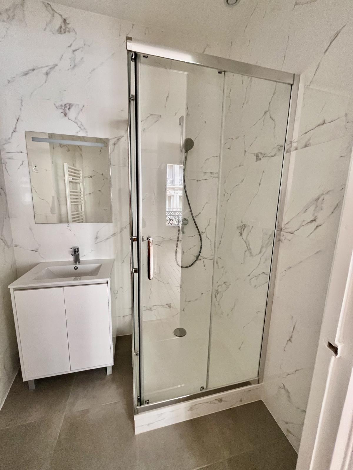 A LOUER 5 PIECES 121.7m² PARIS VIIIème REFAIT NEUF 
