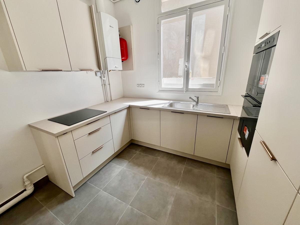 A LOUER 5 PIECES 121.7m² PARIS VIIIème REFAIT NEUF 