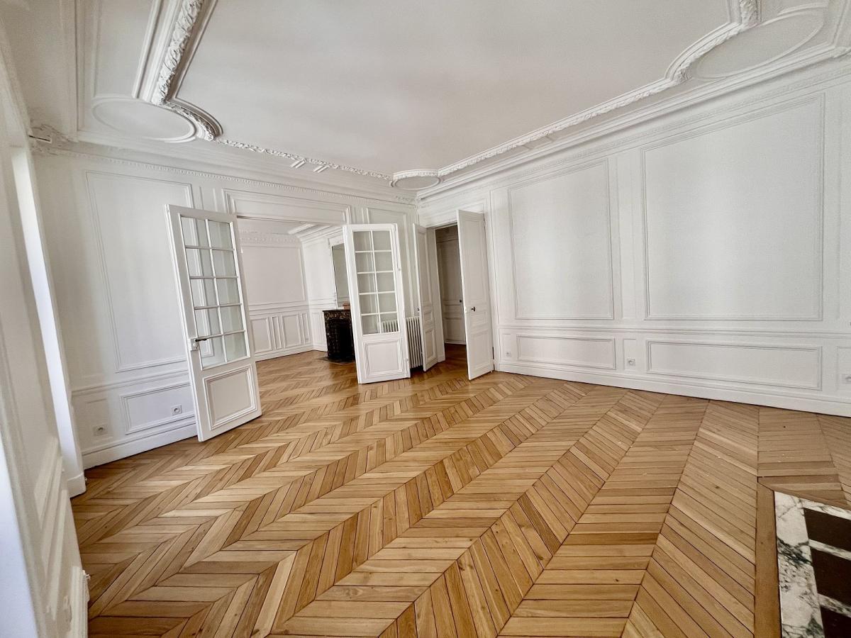 A LOUER 5 PIECES 121.7m² PARIS VIIIème REFAIT NEUF 