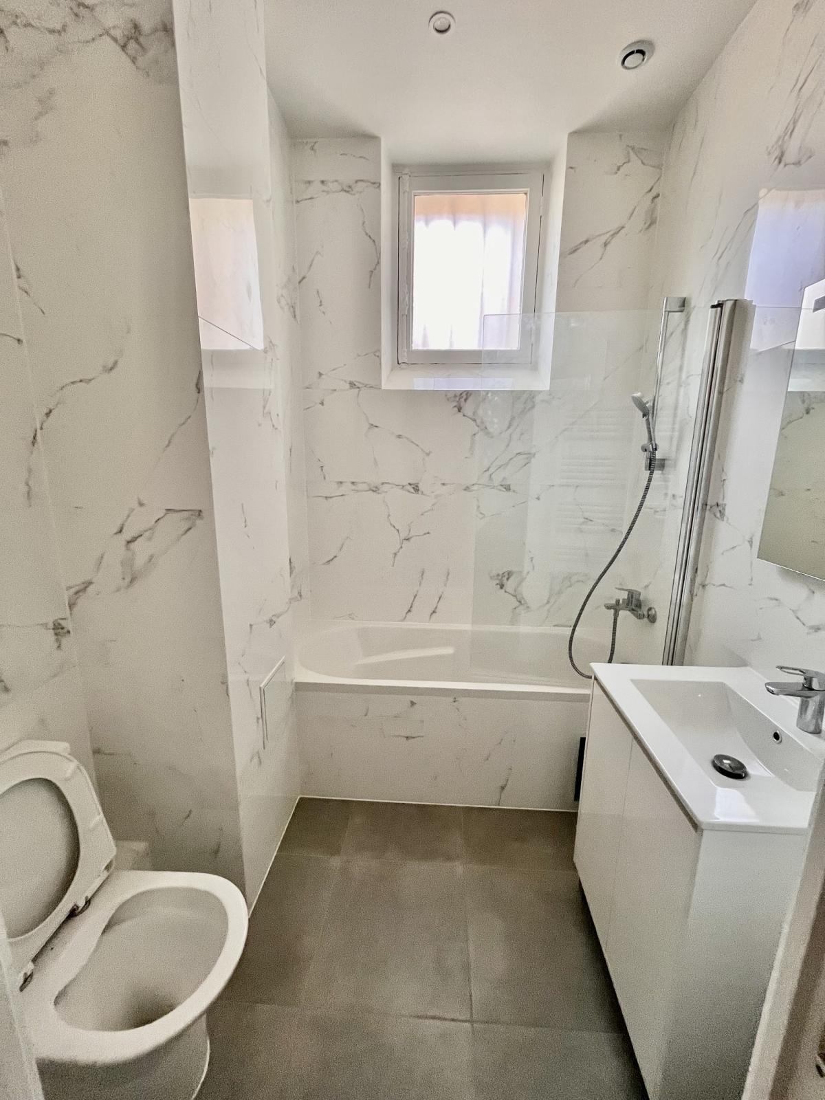 A LOUER 5 PIECES 121.7m² PARIS VIIIème REFAIT NEUF 