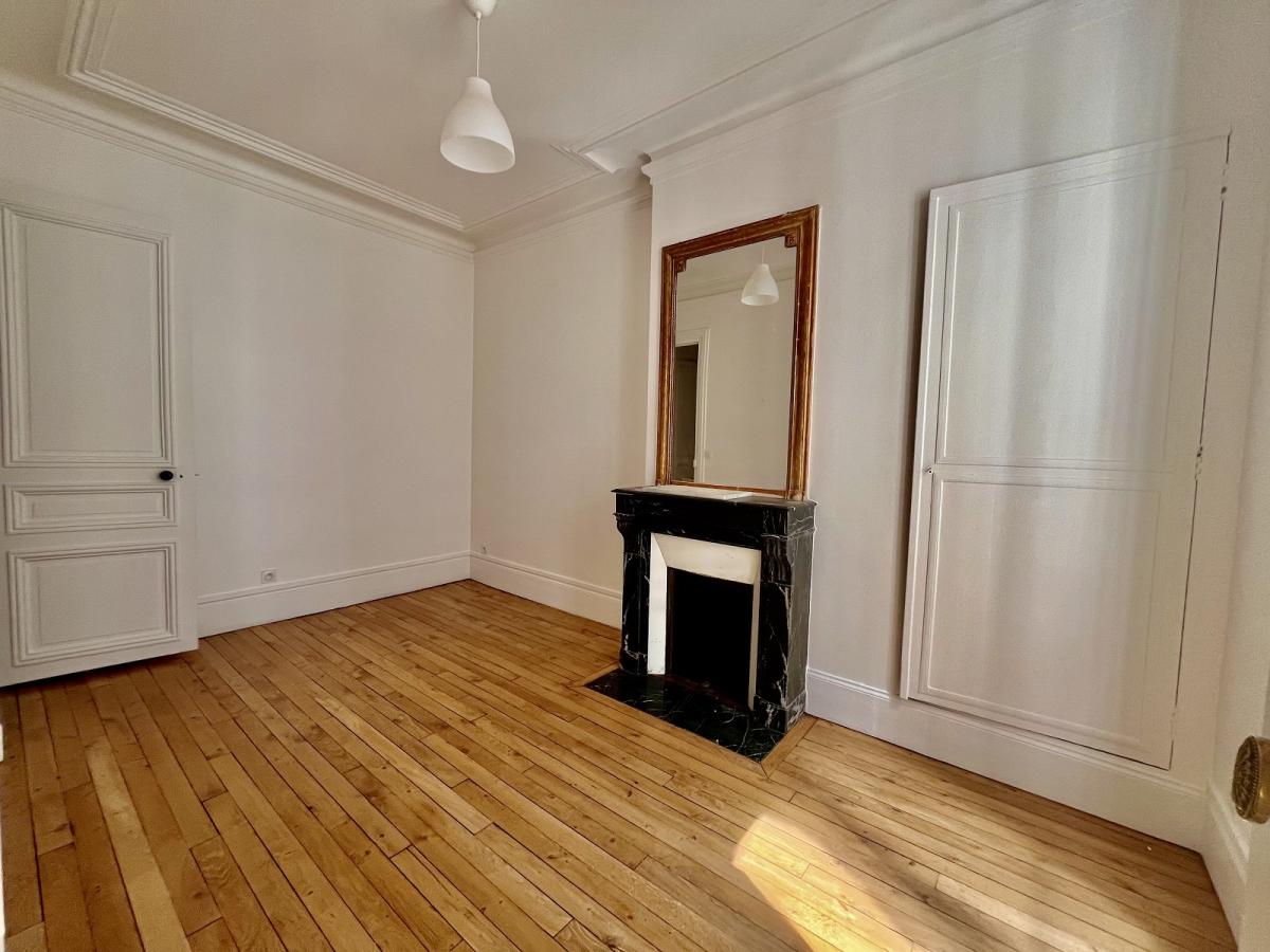 A LOUER 5 PIECES 121.7m² PARIS VIIIème REFAIT NEUF 