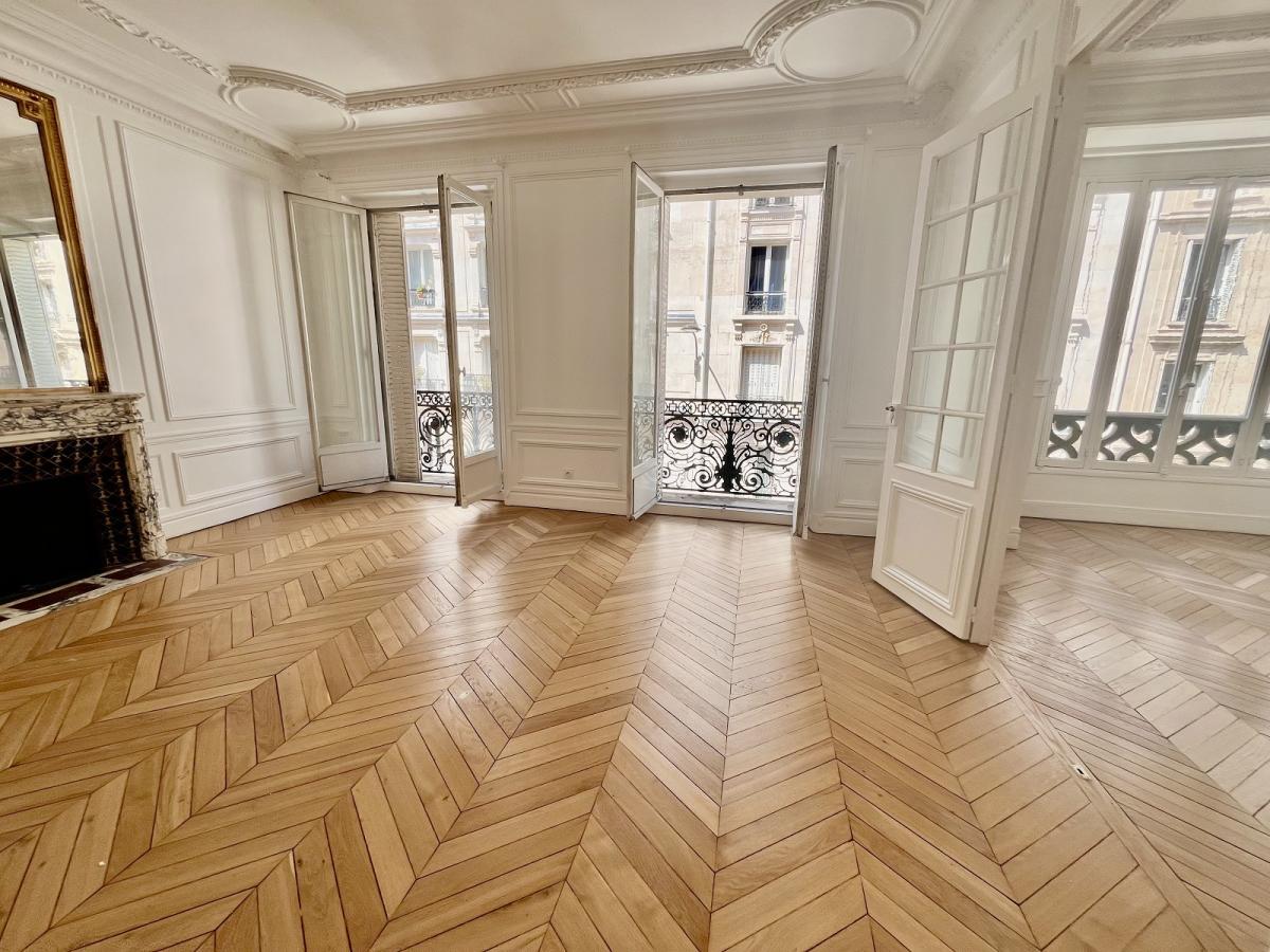 A LOUER 5 PIECES 121.7m² PARIS VIIIème REFAIT NEUF 