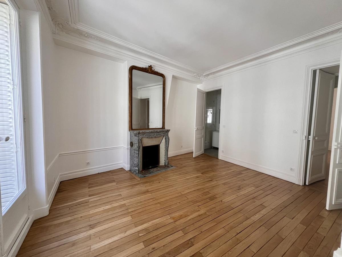 A LOUER 5 PIECES 121.7m² PARIS VIIIème REFAIT NEUF 