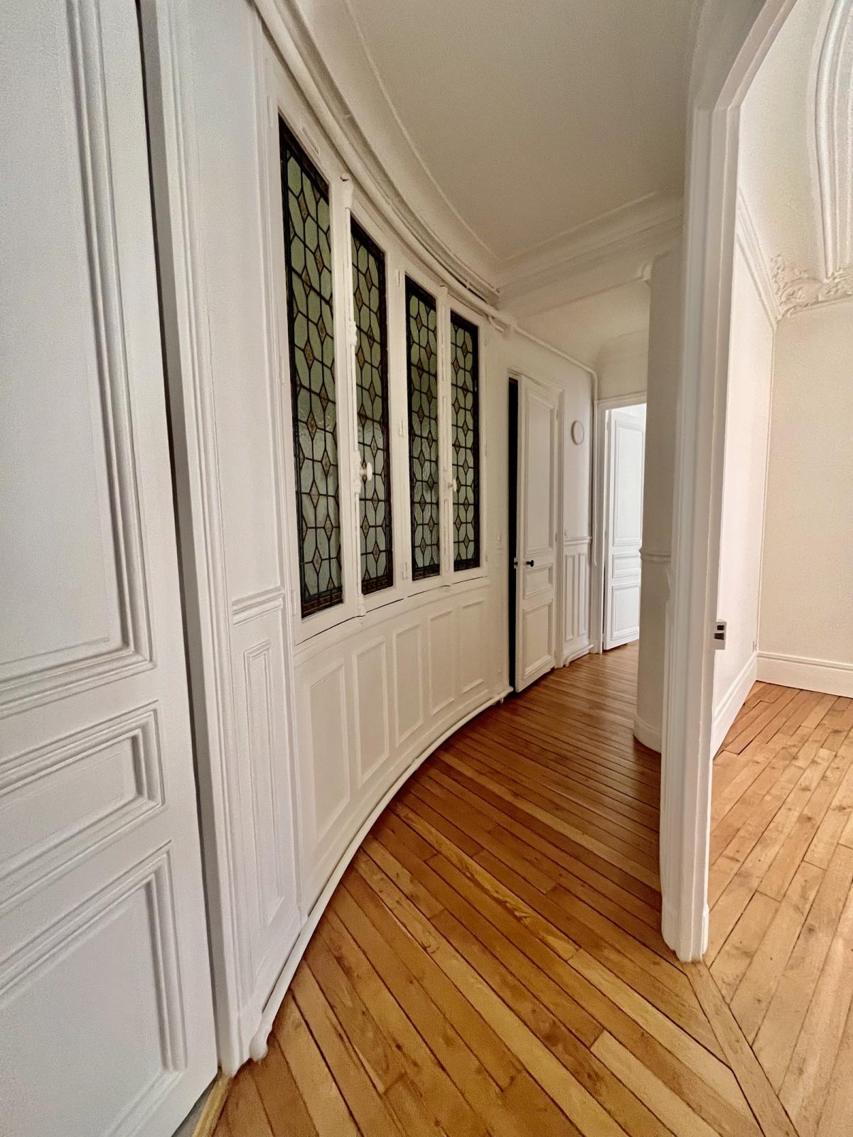 A LOUER 5 PIECES 121.7m² PARIS VIIIème REFAIT NEUF 