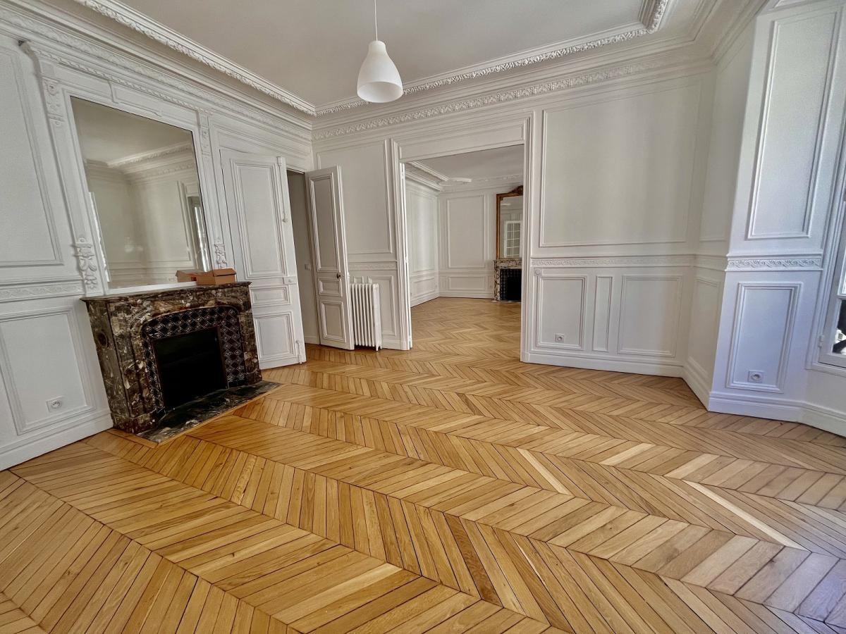 A LOUER 5 PIECES 121.7m² PARIS VIIIème REFAIT NEUF 
