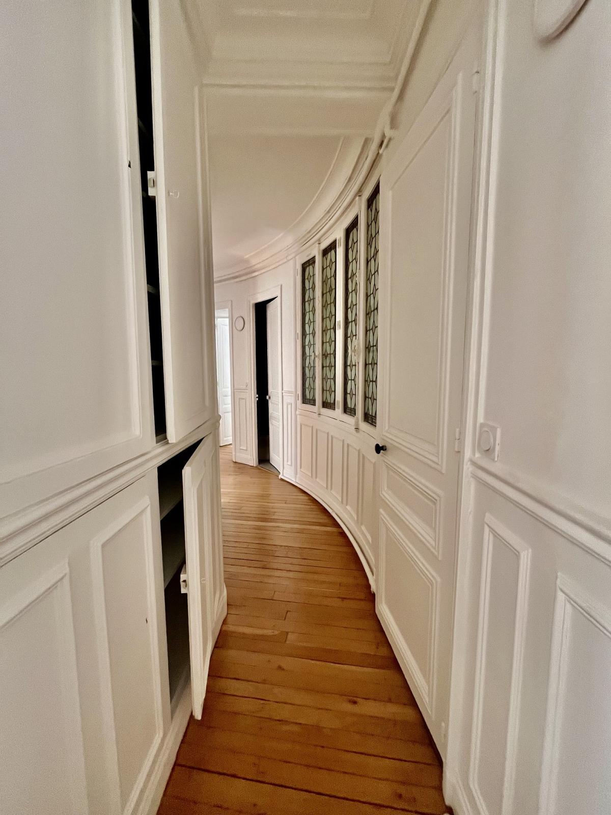 A LOUER 5 PIECES 121.7m² PARIS VIIIème REFAIT NEUF 