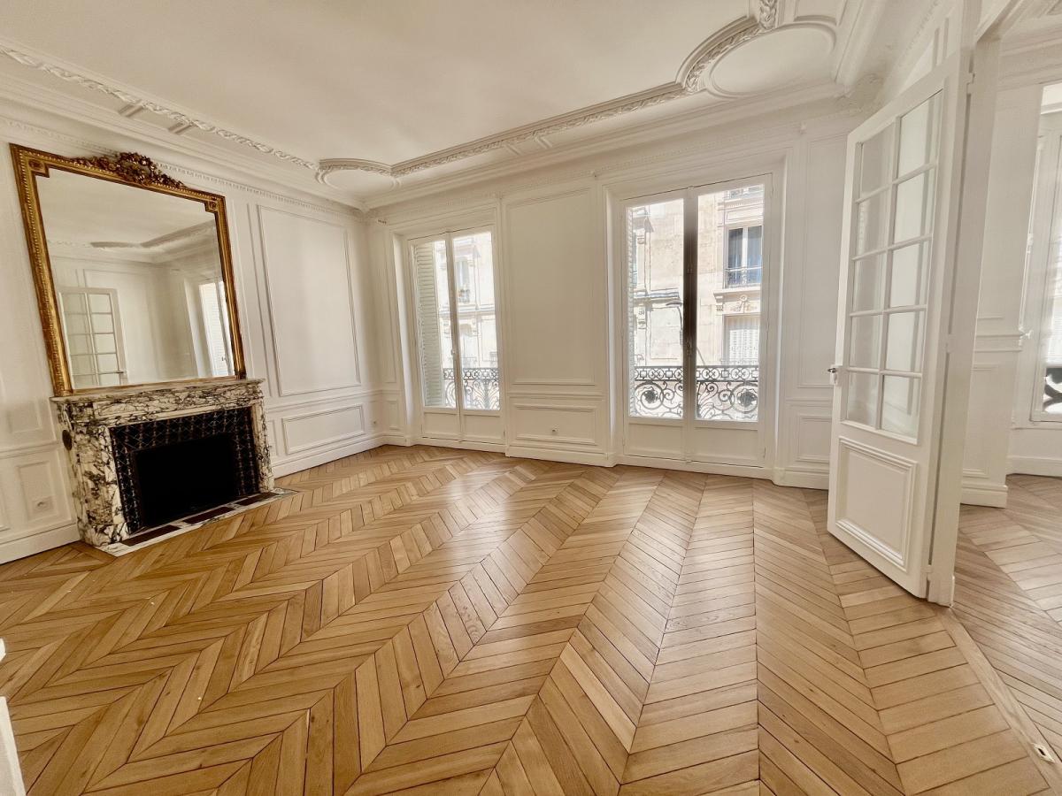 A LOUER 5 PIECES 121.7m² PARIS VIIIème REFAIT NEUF 