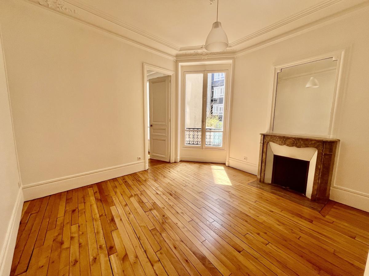 A LOUER 5 PIECES 121.7m² PARIS VIIIème REFAIT NEUF 