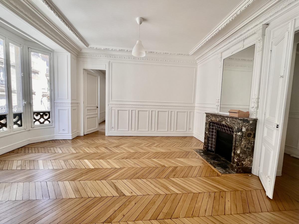 A LOUER 5 PIECES 121.7m² PARIS VIIIème REFAIT NEUF 
