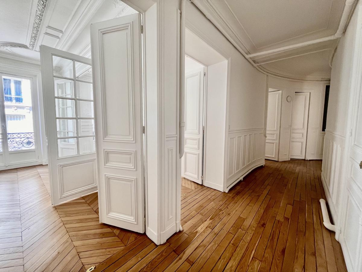 A LOUER 5 PIECES 121.7m² PARIS VIIIème REFAIT NEUF 
