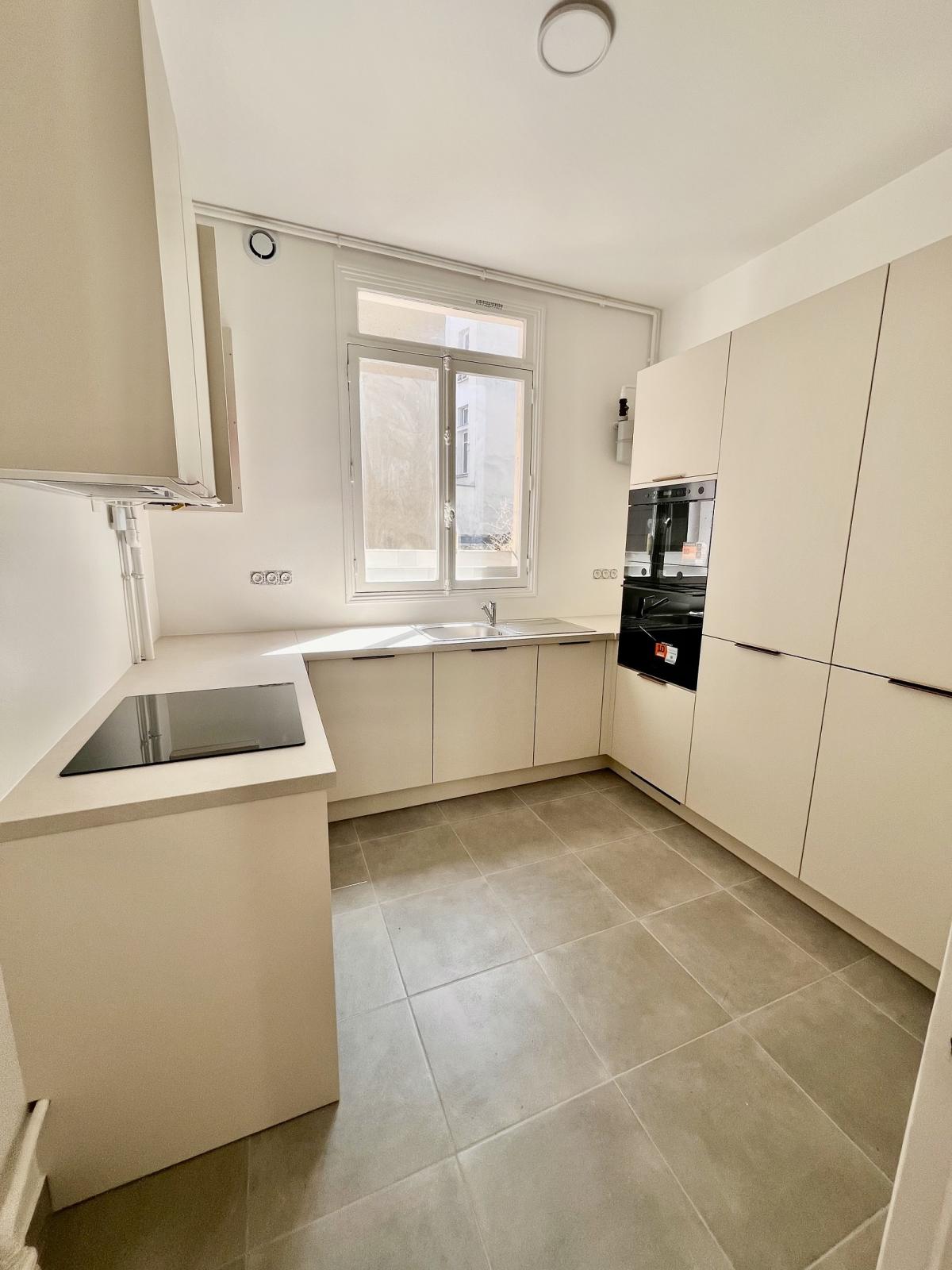A LOUER 5 PIECES 121.7m² PARIS VIIIème REFAIT NEUF 
