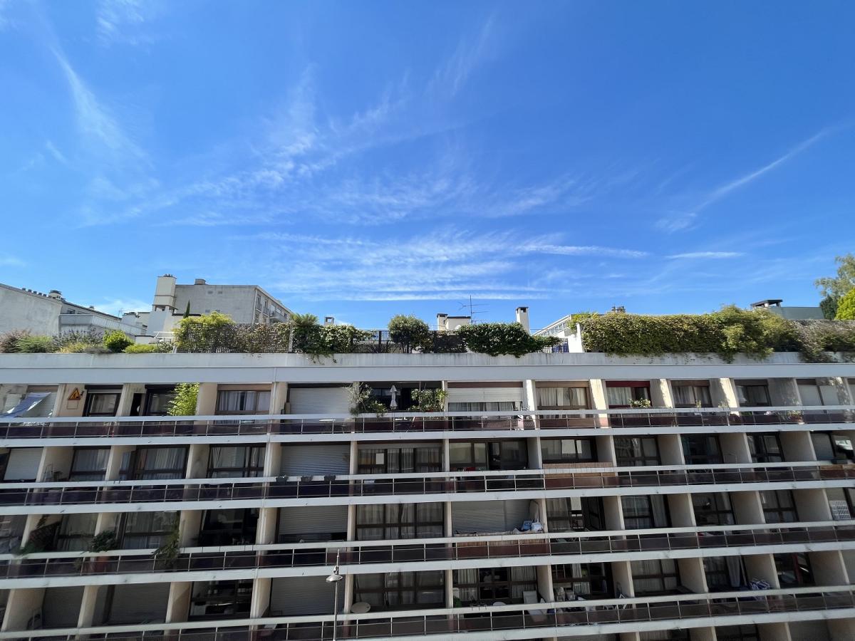 A LOUER PARIS XVème STUDIO REFAIT NEUF 