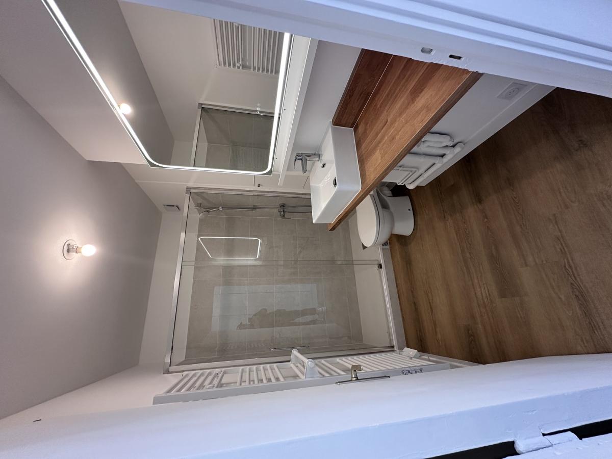 A LOUER PARIS XVème STUDIO REFAIT NEUF 